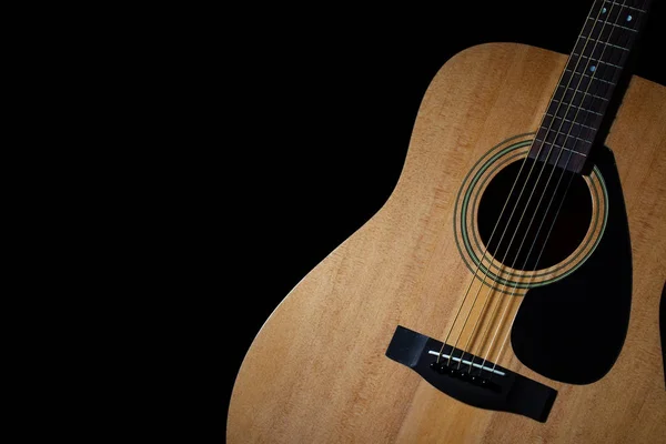 Guitarra acústica moderna em fundo preto — Fotografia de Stock