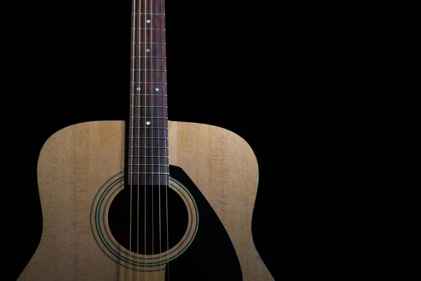 Neue Akustikgitarre auf schwarzem Hintergrund — Stockfoto