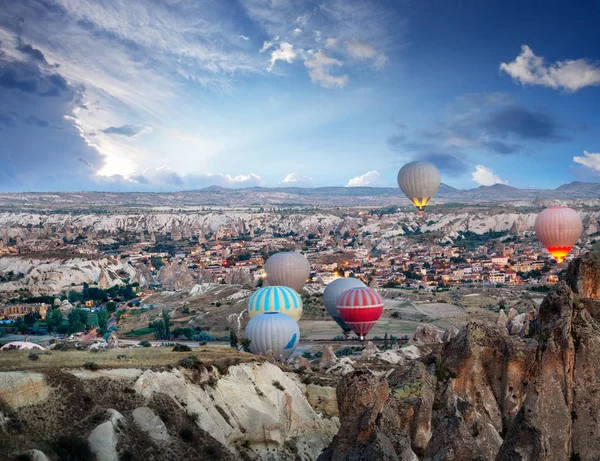 Luftballons heben über Kappadokien ab — Stockfoto