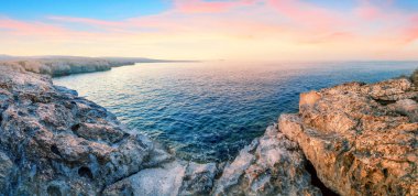 Cape Akamas 'da turkuaz suyu olan körfez