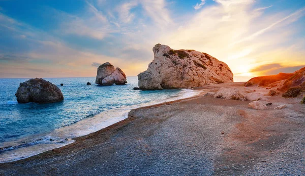 Пляж і камінь Афродіти на заході сонця — стокове фото