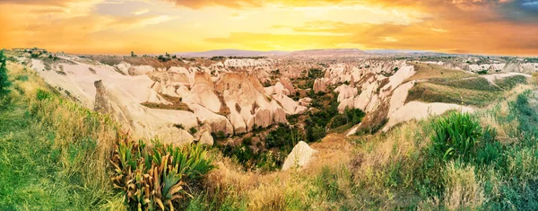 Долина з піщаними скелями в Каппадокії — стокове фото