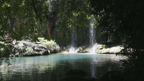 Cascada Kursunlu y lago turquesa — Vídeo de stock