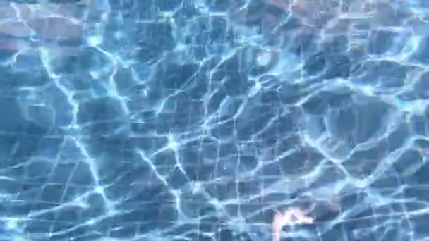 Movimiento de agua azul en la piscina — Vídeos de Stock