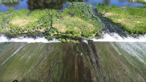 Поток воды на плотине — стоковое видео