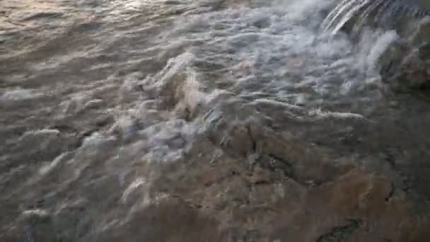 Чистая вода, текущая над камнями — стоковое видео