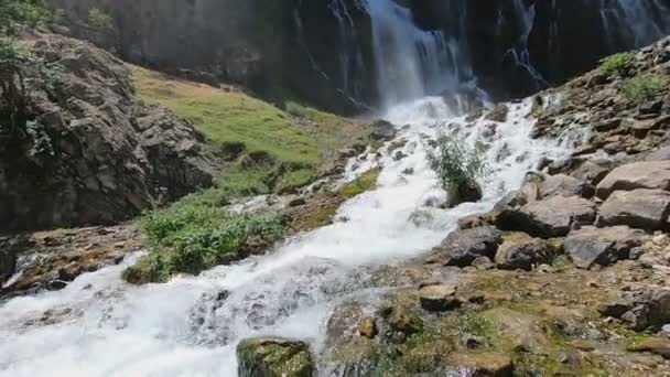 Водопад Капузбаши в летний день — стоковое видео