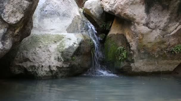 Водопад среди камней в ущелье Авакас — стоковое видео