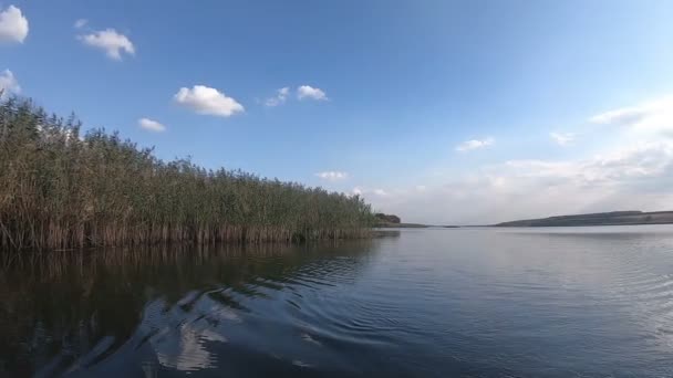 Eau calme du lac sous le ciel bleu 