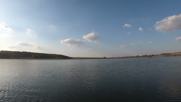 Panorama du lac sous le soleil couchant 