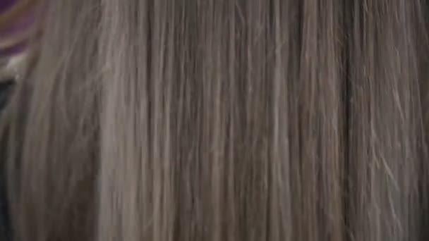 Filles lâche cheveux blonds tiré de dos 