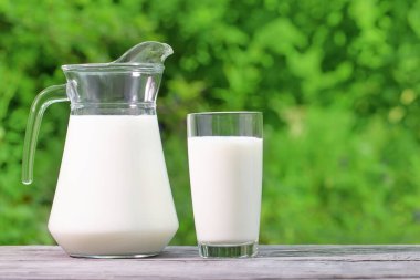 Sürahi ve bardak süt bir ahşap tablo