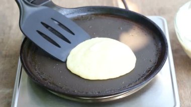 Tavada sıcak krep çevirin.