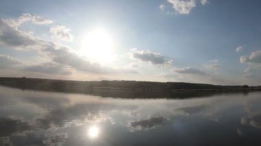 Gölün panorama 'sı Güneşin altında