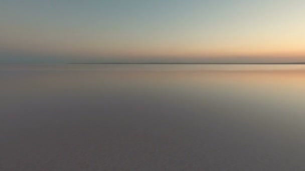 해질 때 호수의 잔잔 한 물 — 비디오