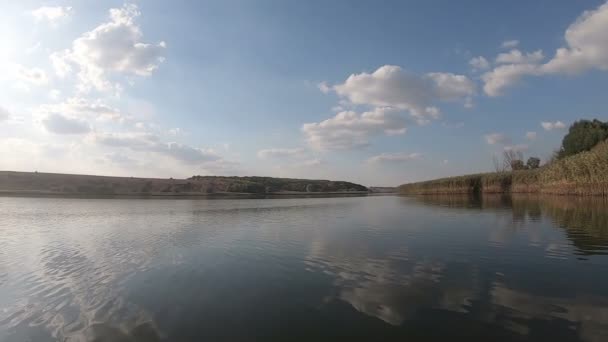 La superficie del lago y la orilla — Vídeos de Stock