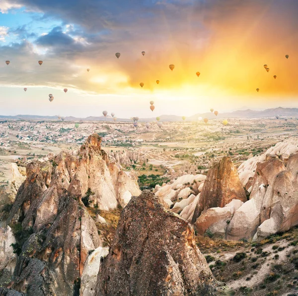 Ballonnen in de zonsondergang hemel boven Cappadocië — Stockfoto