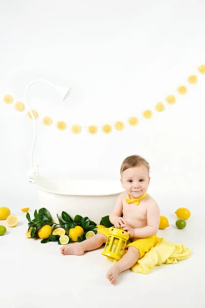 Mignon Adorable Bebe Garcon Ayant Bain De Lait Avec Des Citrons Et Des Citrons Verts Garcon Manger Des Citrons Sur Fond Blanc Enfance Jouet Stock Photo Mignon Adorable Bebe Garcon Ayant Bain De Lait Avec Des Citrons Et Des Citrons Verts Garcon Manger Des Citrons Sur Fond Blanc Enfance Jouet Stock Photo