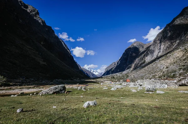 Llamacorral kampı. Arka planda karlı dağlar var. Quebrada Santa Cruz, Peru 'da.