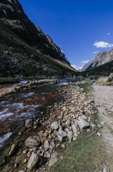 Quebrada Santa Cruz de Peru 'daki dağlar arasındaki yolda akarsu var.