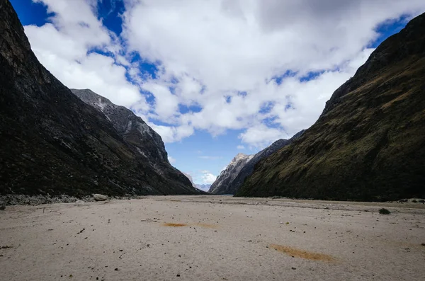 Vadideki bir çığın kalıntıları, dağların arasındaki quebrada santa cruz 'un yürüyüşünde, Peru