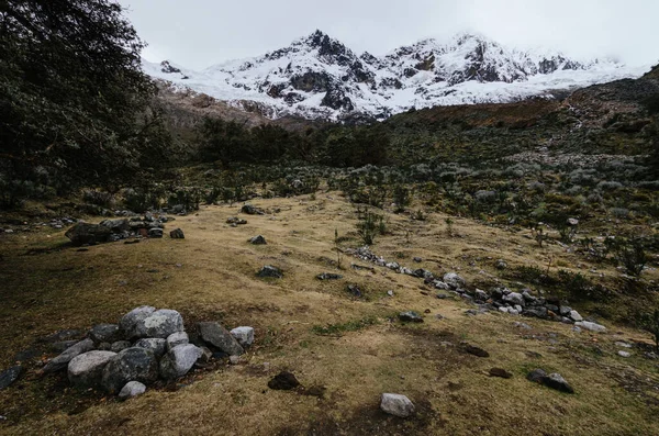 Peru 'daki quebrada Santa Cruz' daki Alpamayo Dağı 'nın ana kampının çevresi karlı dağlarla çevrili.