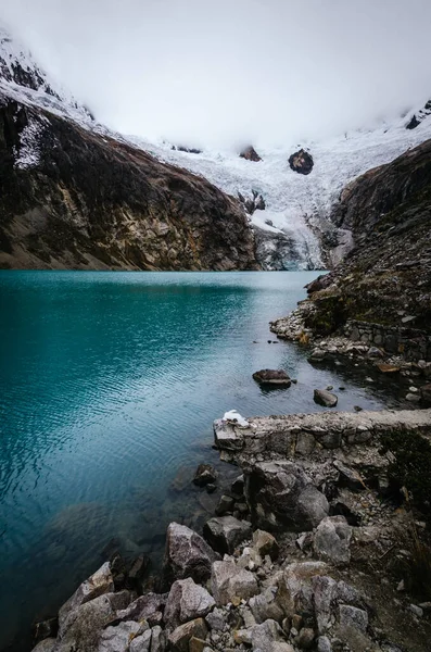 Peru 'daki quebrada santa cruz' daki alpamayo dağının ana kampının çevresindeki Arhuaycocha buzullu göl.