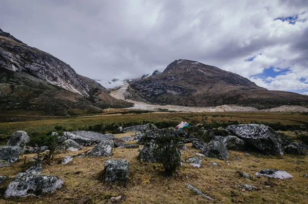 Taullipampa kampı. Çadırları ve arka planda bir çığ kalıntıları var. Quebrada Santa Cruz de Peru 'nun yürüyüşünde.