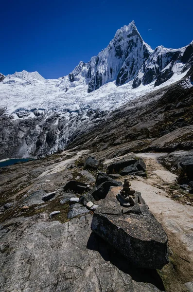 Stapel Stenen Voorgrond Met Hoge Besneeuwde Berg Taulliraju Achtergrond Trekking — Stockfoto