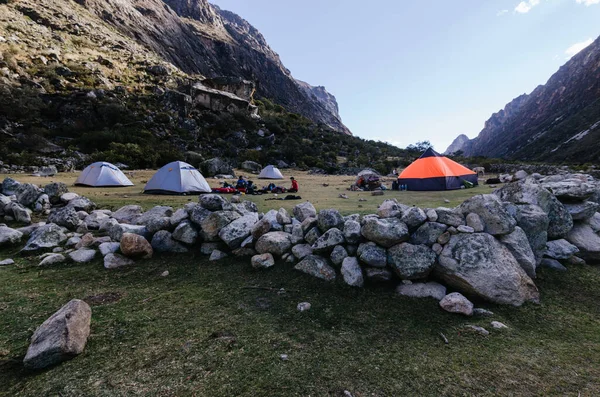 Cashapampa, Peru, 14 Ağustos 2010: Llamacorral kampı ve quebrada Santa Cruz 'da dinlenen çadırlar ve dağcılar