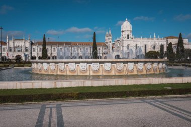 Arka planda Lisbon 'da Jeronimos Manastırı olan çeşme.