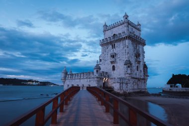 Tagus nehrinin üzerindeki Belem kulesinin köprüsü, yatay