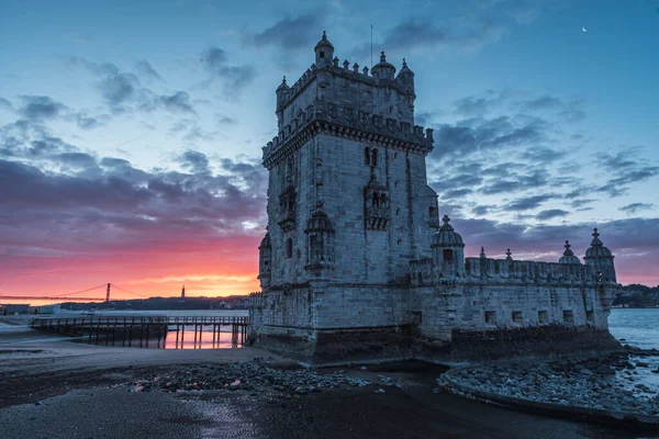 Lisbon 'daki Belem Kulesi' nde yangın şafağı.