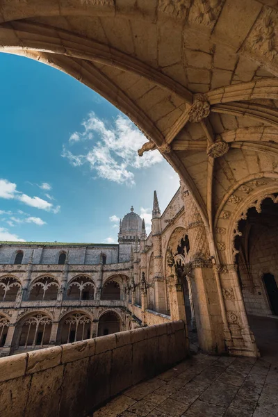 Lizbon 'daki Jeronimos Manastırı Katedrali' nin ikinci katında dikey olarak.