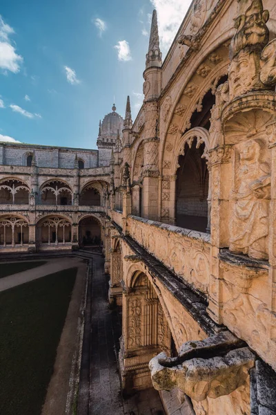 Lizbon 'daki Jeronimos Manastırı Katedrali' nin ikinci katında dikey olarak.