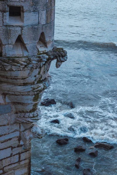 Lisbon Belem Kulesi 'ndeki gergedan kafası heykeli, dikey.