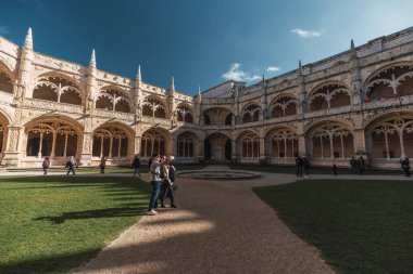 Lizbon, Portekiz, 24 Ocak 2020: Lizbon 'daki Jeronimos manastırı manastırında fotoğraf çeken turistler