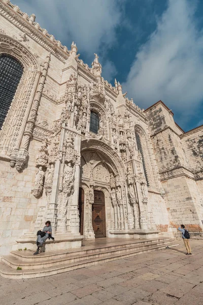 Lizbon, Portekiz, 24 Ocak 2020: Lizbon 'daki Jeronimos manastırı katedralinin dış kapısı.