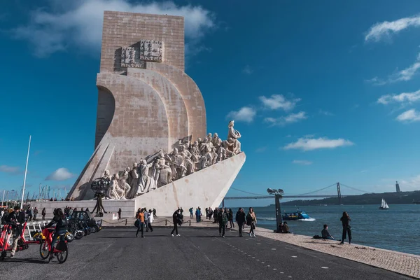 Lisbona Portogallo Gennaio 2020 Monumento Agli Scopritori Con Ponte Aprile — Foto Stock