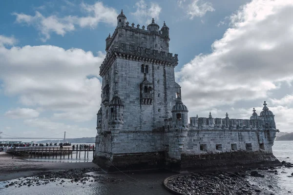 Lizbon, Portekiz, 24 Ocak 2020: Lisbon 'daki Belem Kulesi' ne girmek için bekleyen turistler