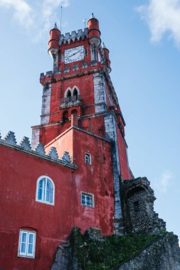 Portekiz 'deki Sintra Sarayı' nın renkli saat kulesi.