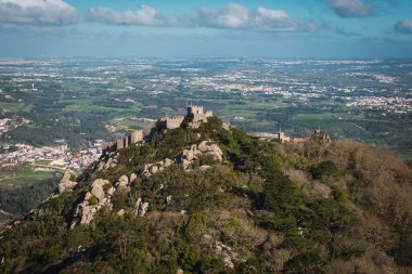 Castelo dos Mouros, bulutlu, yatay, bitki örtüsü dolu dağda.