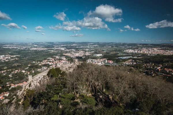 Castelo dos Mouros, bulutlu, yatay, bitki örtüsü dolu dağda.