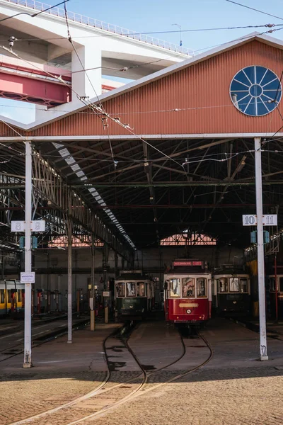 Lizbon 'da eski tramvaylar dikey olarak garajlarda tutulur.
