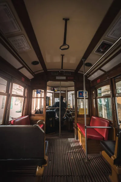 Lisbon eski tramvayı içinde boş koltuklar ve saplarla dikey seyahat