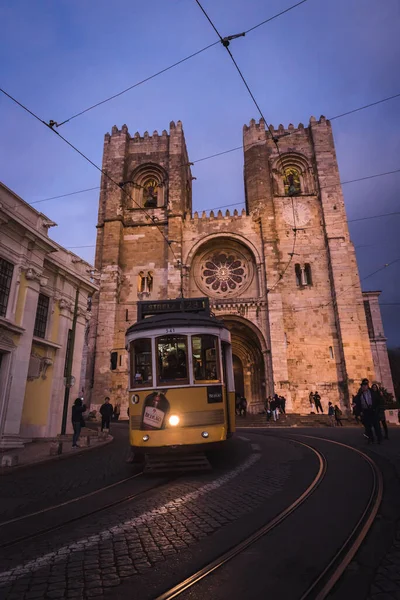 葡萄牙里斯本 2020年1月24日 东南大教堂 黄色有轨电车在蓝天经过 — 图库照片