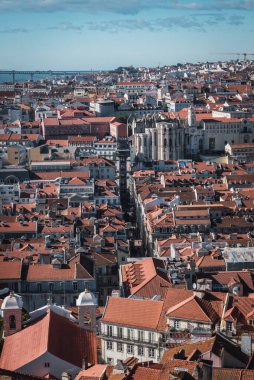 Lizbon 'un merkezi, Santa Justa' nın asansörü ve San Jorge, Portekiz 'deki binalar arasındaki Carmo Kilisesi.