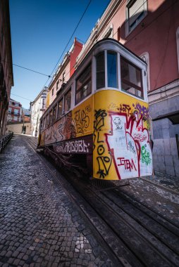 Lizbon, Portekiz, 25 Ocak 2020: Arkadan görülen dik bir yamaçtaki graffiti dolu görkemli asansör.