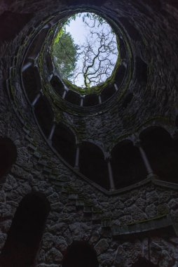 Sintra, Portekiz, 25 Ocak 2020: Tersine çevrilmiş bir kule şeklinde taş döşeme girişi.