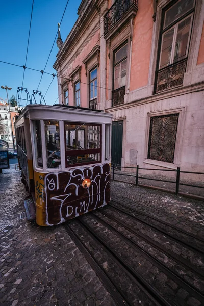 Lizbon, Portekiz, 25 Ocak 2020: Görkemli asansör ön taraftaki dik tepenin üzerindeki raylı grafitilerle dolu.